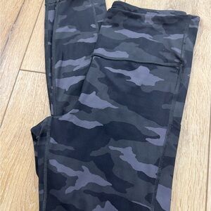 Athleta Ultimate Camo 7/8 Tight Women’s Small Athleisure